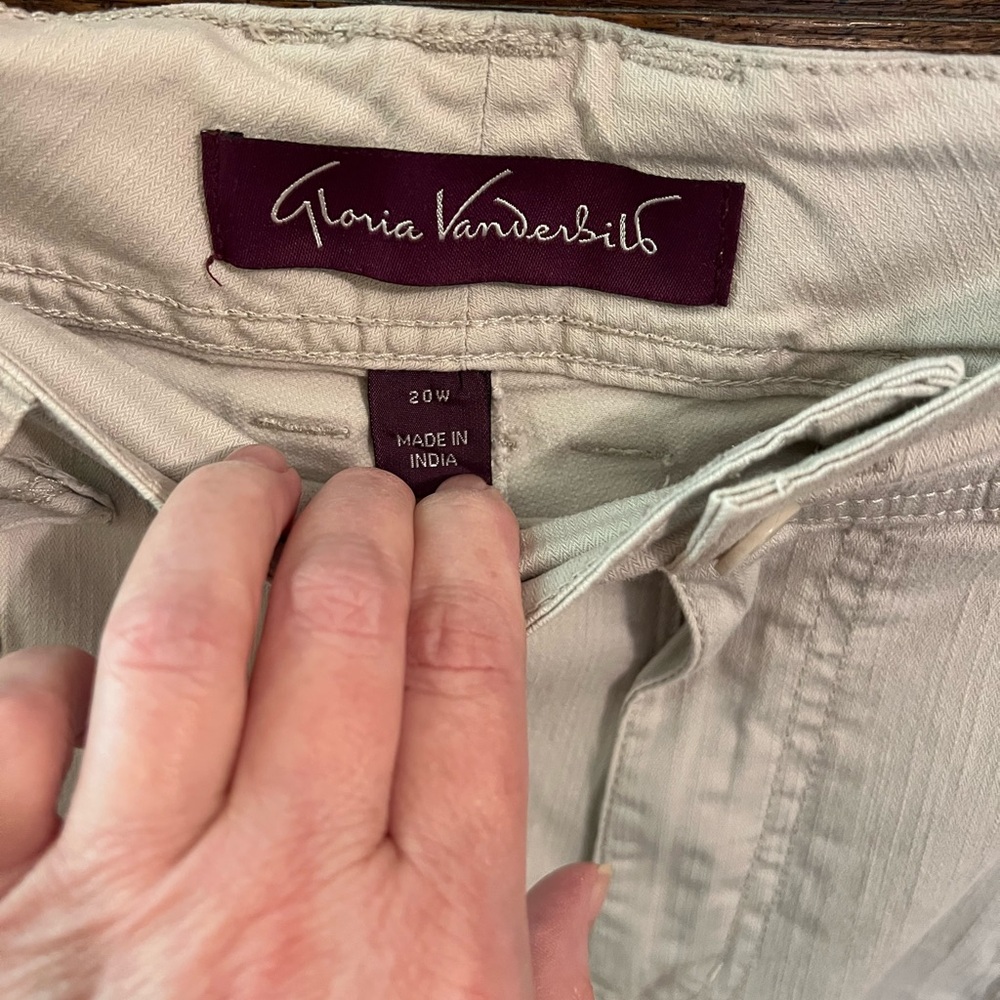 Gloria Vanderbilt Light Tan Capri pants - Picture 2 of 4